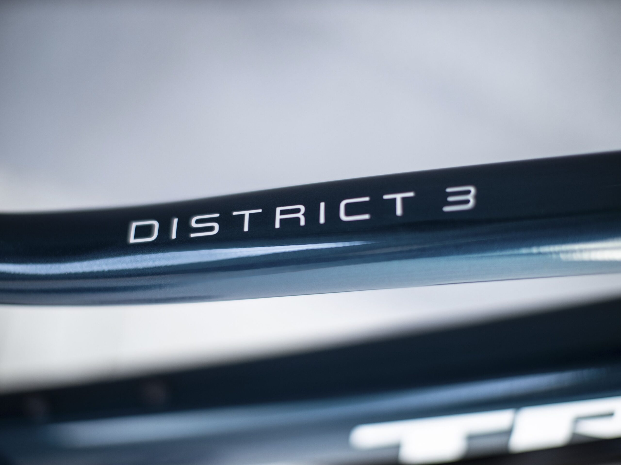 District 3 EQ Stagger M Dark Aquatic - Imagen 3